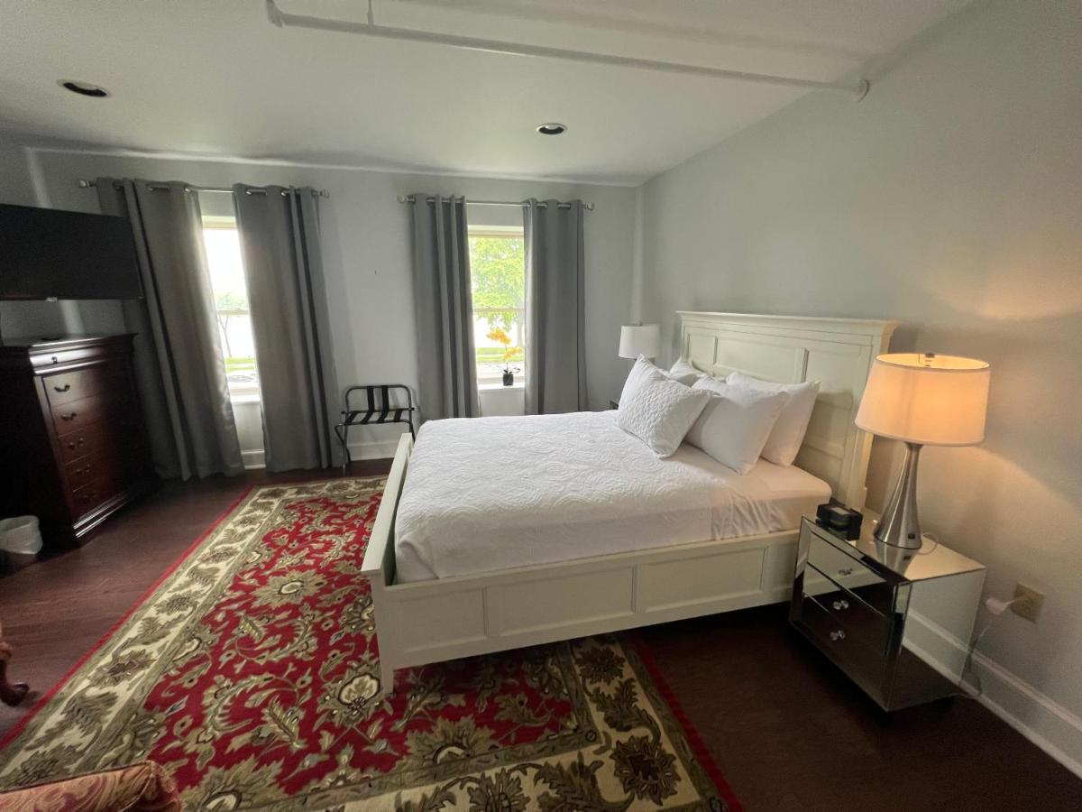 The Manor On Front Bed & Breakfast