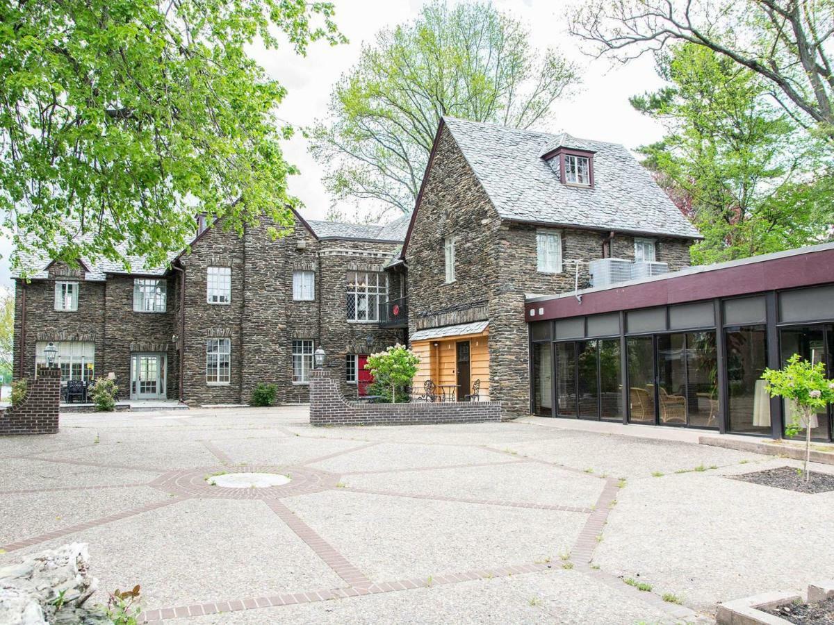 Bed & Breakfast The Manor On Front 3*